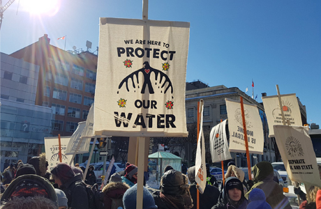 Issue Yellow vests, brown shirts: convoy runs out of fuel